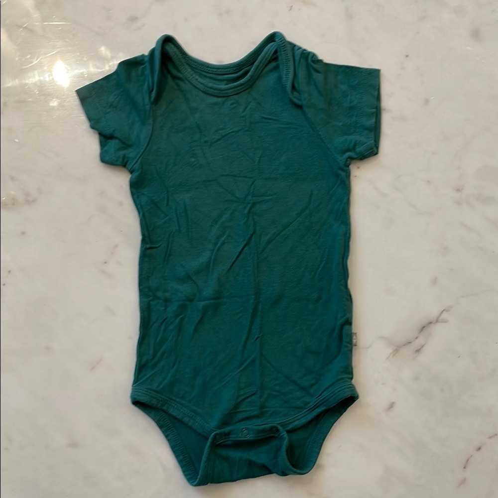 Kyte BABY shirt sleeve onsie - 6-12mos